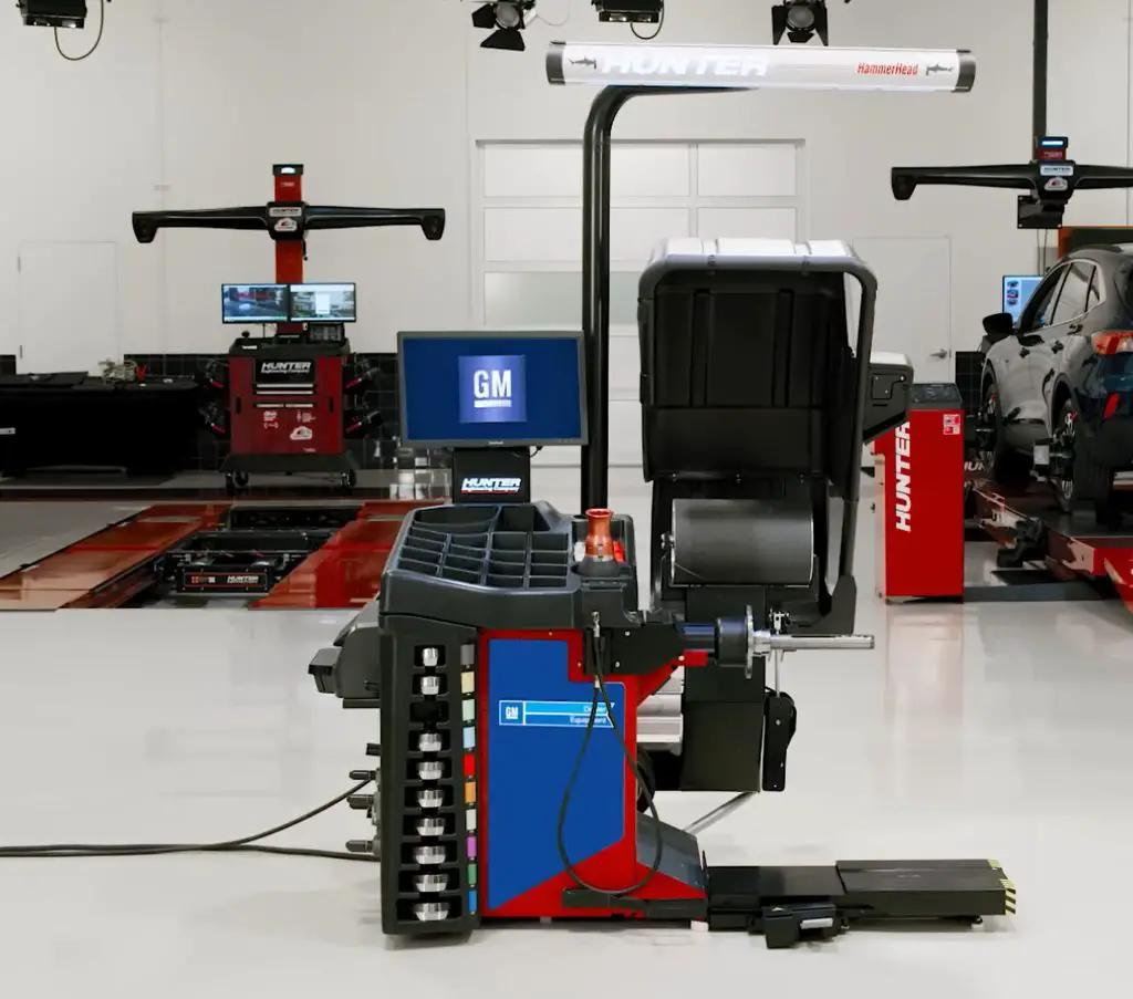 A Hunter Road Force Tire & Wheel Balancer Machine In A Garage